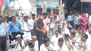Amethi News: राहुल गांधी की गिरफ्तारी के विरोध में अमेठी में कांग्रेस का प्रदर्शन, केंद्र सरकार के खिलाफ जमकर नारेबाजी राहुल गांधी की गिरफ्तारी के विरोध में अमेठी में कांग्रेस का प्रदर्शन, केंद्र सरकार के खिलाफ जमकर नारेबाजी