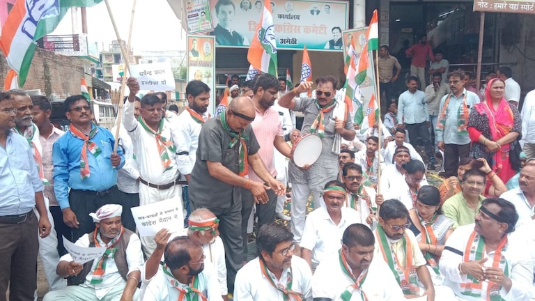 Amethi News: राहुल गांधी की गिरफ्तारी के विरोध में अमेठी में कांग्रेस का प्रदर्शन, केंद्र सरकार के खिलाफ जमकर नारेबाजी राहुल गांधी की गिरफ्तारी के विरोध में अमेठी में कांग्रेस का प्रदर्शन, केंद्र सरकार के खिलाफ जमकर नारेबाजी