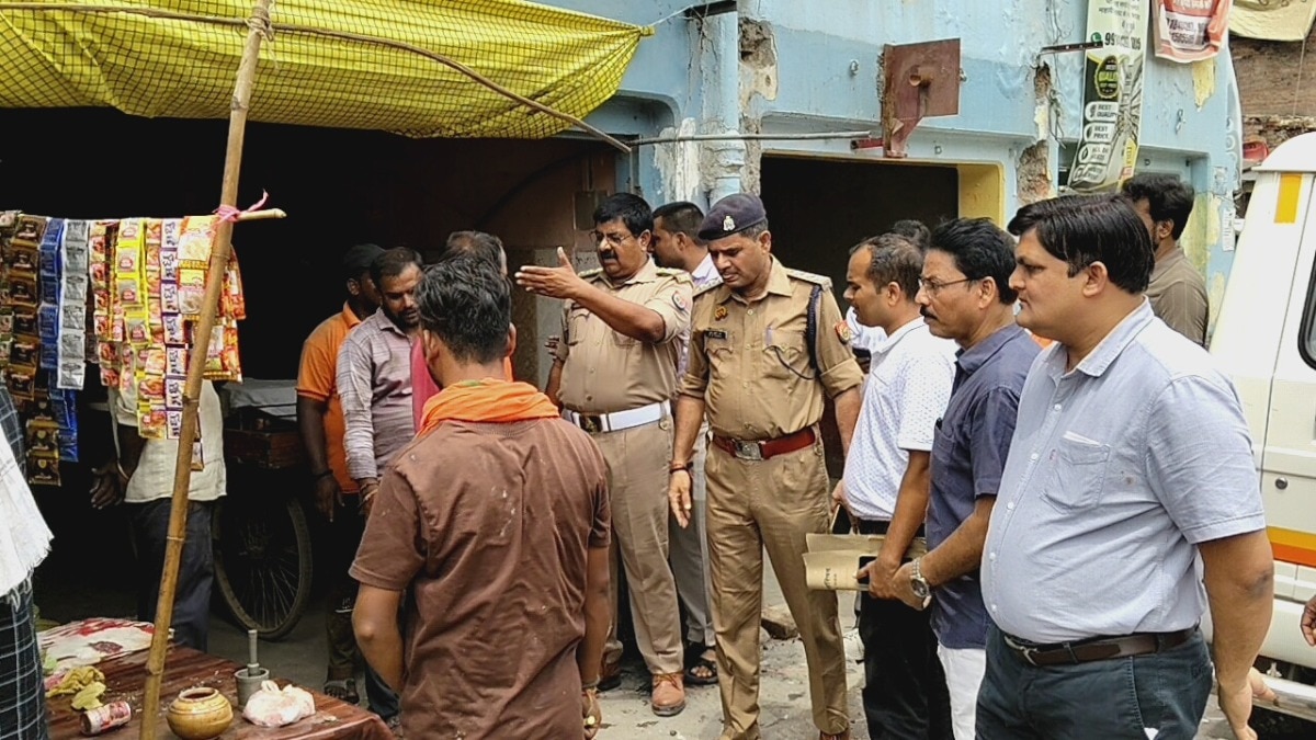 Chandauli News: मुगलसराय में चला अतिक्रमण हटाओ अभियान, सड़क पर दुकान लगाने वालों को प्रशासन की सख्त चेतावनी 