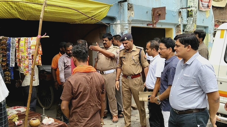 Chandauli News: मुगलसराय में चला अतिक्रमण हटाओ अभियान, सड़क पर दुकान लगाने वालों को प्रशासन की सख्त चेतावनी मुगलसराय में चला अतिक्रमण हटाओ अभियान, सड़क पर दुकान लगाने वालों को प्रशासन की सख्त चेतावनी