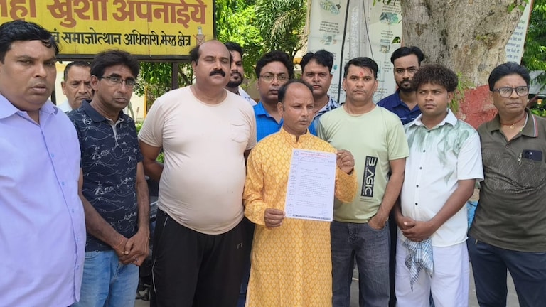 Saharanpur News: भगवान का स्वरूप सड़क पर नहीं नाचे, कांवड़ मेले में अश्लील भजनों और अमर्यादित झांकियों पर रोक की मांग भगवान का स्वरूप सड़क पर नहीं नाचे, कांवड़ मेले में अश्लील भजनों और अमर्यादित झांकियों पर रोक की मांग