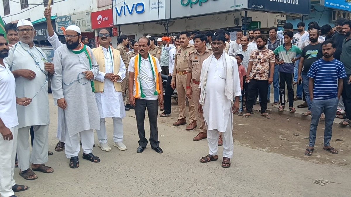 जंतर-मंतर जा रहे कांग्रेसियों को पुलिस ने रोका, शिक्षा मंत्री के इस्तीफे की मांग पर सड़क पर प्रदर्शन 