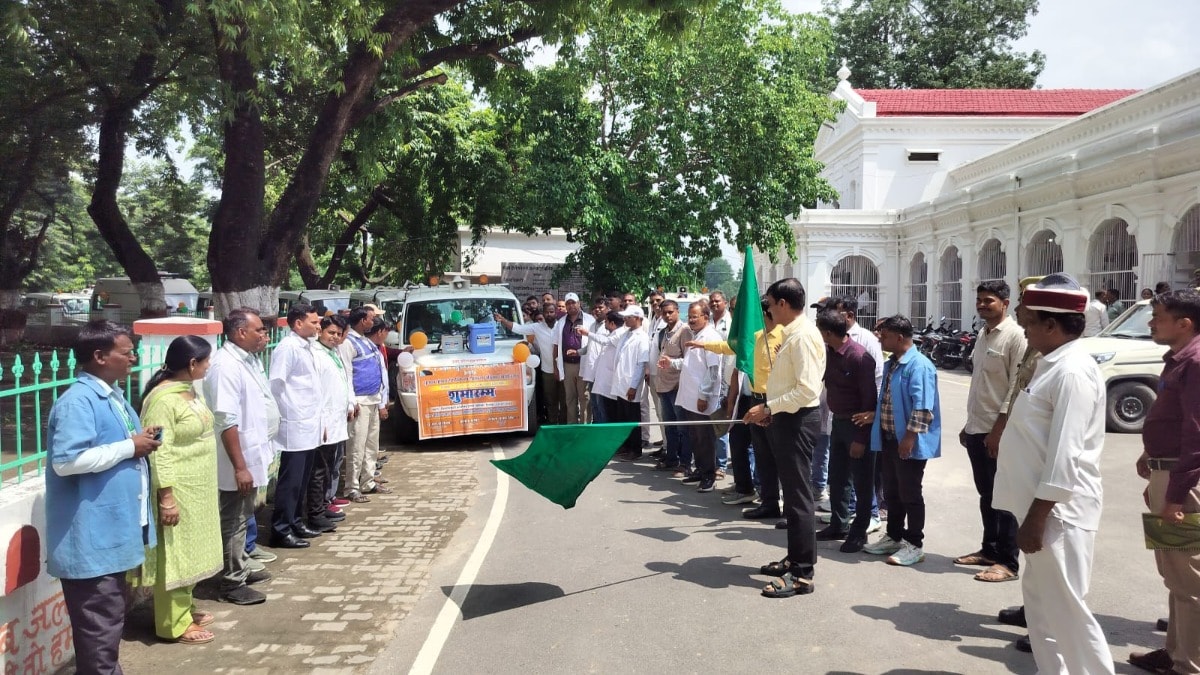 Ballia News: 3 लाख से ज्यादा पशुओं पर मंडरा रहा था खतरा, अब नहीं फैलेगा खुरपका-मुंहपका, हर गांव तक पहुंचेगी टीकाकरण टीम 3 लाख से ज्यादा पशुओं पर मंडरा रहा था खतरा, अब नहीं फैलेगा खुरपका-मुंहपका, हर गांव तक पहुंचेगी टीकाकरण टीम