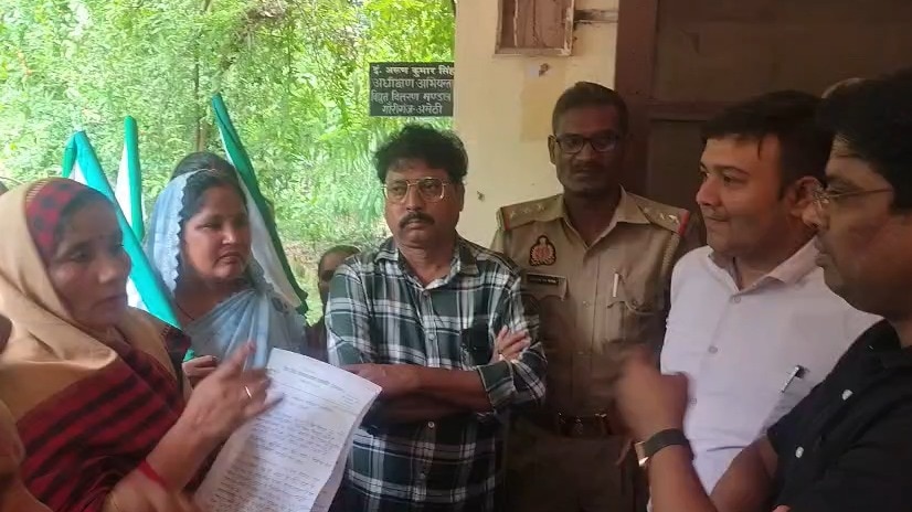 Amethi News: अघोषित बिजली कटौती से नाराज महिलाओं ने घेरा अधीक्षण अभियंता कार्यालय, अलग फीडर की उठाई मांग 