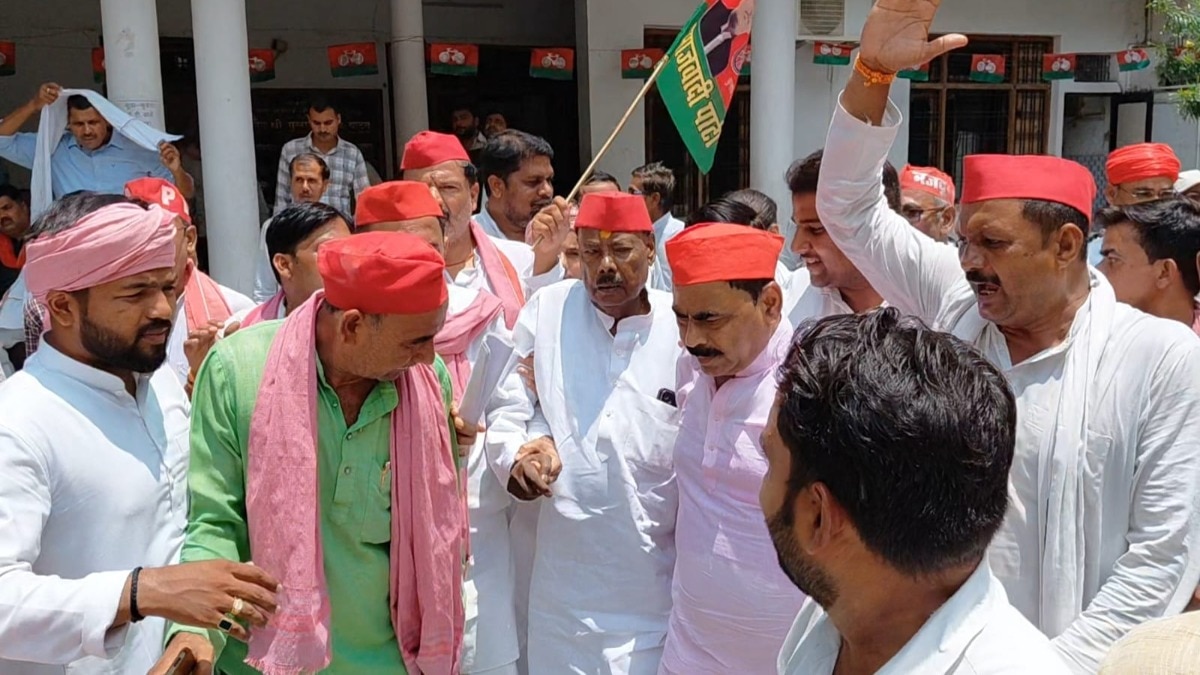Mirzapur News: सियासी माहौल गरम, शिक्षा मंत्री धर्मेंद्र प्रधान के इस्तीफे की मांग को लेकर सपा का प्रदर्शन, राष्ट्रपति के नाम सौंपा ज्ञापन 