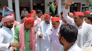 Mirzapur News: सियासी माहौल गरम, शिक्षा मंत्री धर्मेंद्र प्रधान के इस्तीफे की मांग को लेकर सपा का प्रदर्शन, राष्ट्रपति के नाम सौंपा ज्ञापन सियासी माहौल गरम, शिक्षा मंत्री धर्मेंद्र प्रधान के इस्तीफे की मांग को लेकर सपा का प्रदर्शन, राष्ट्रपति के नाम सौंपा ज्ञापन