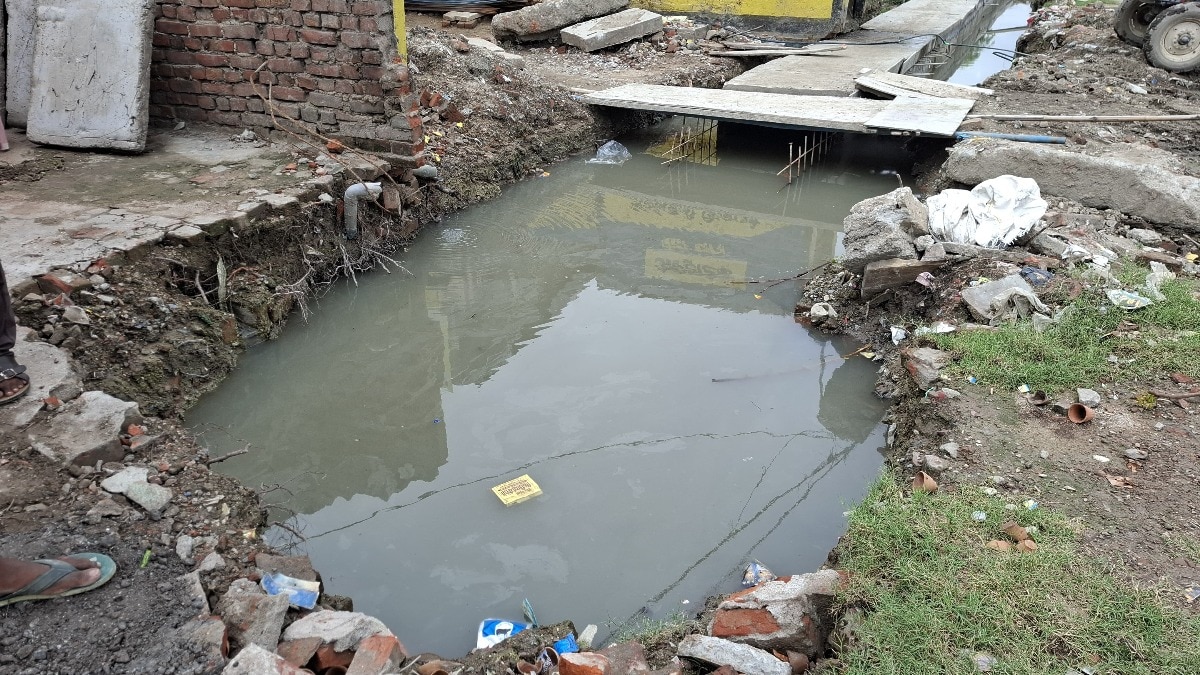 Chandauli News: गड्ढा खुला, जिम्मेदार खामोश, 8 फीट की खुदाई से बढ़ीं लोगों की परेशानियां 