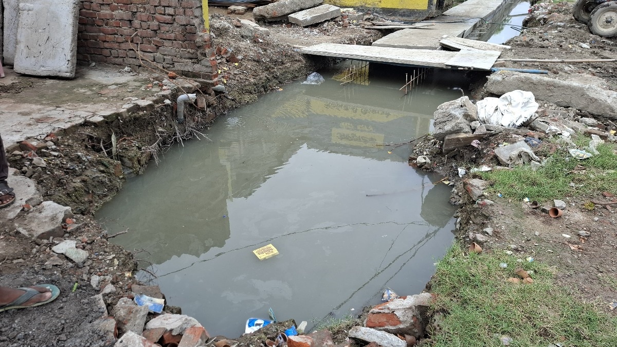 Chandauli News: गड्ढा खुला, जिम्मेदार खामोश, 8 फीट की खुदाई से बढ़ीं लोगों की परेशानियां गड्ढा खुला, जिम्मेदार खामोश, 8 फीट की खुदाई से बढ़ीं लोगों की परेशानियां