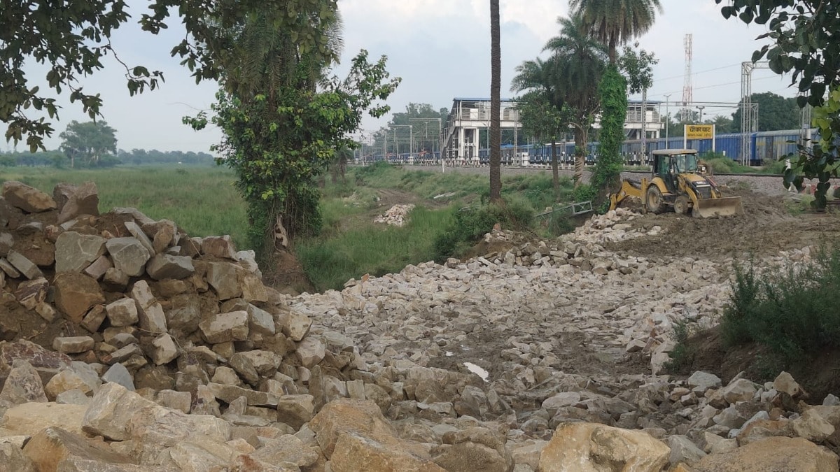 Barabanki News: घाघरा की बढ़ती धारा से रेलवे सतर्क, तीसरी रेल लाइन की सुरक्षा के लिए शुरू हुए बचाव कार्य घाघरा की बढ़ती धारा से रेलवे सतर्क, तीसरी रेल लाइन की सुरक्षा के लिए शुरू हुए बचाव कार्य