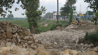 Barabanki News: घाघरा की बढ़ती धारा से रेलवे सतर्क, तीसरी रेल लाइन की सुरक्षा के लिए शुरू हुए बचाव कार्य घाघरा की बढ़ती धारा से रेलवे सतर्क, तीसरी रेल लाइन की सुरक्षा के लिए शुरू हुए बचाव कार्य
