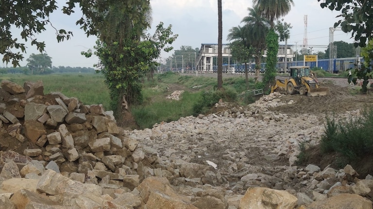 Barabanki News: घाघरा की बढ़ती धारा से रेलवे सतर्क, तीसरी रेल लाइन की सुरक्षा के लिए शुरू हुए बचाव कार्य घाघरा की बढ़ती धारा से रेलवे सतर्क, तीसरी रेल लाइन की सुरक्षा के लिए शुरू हुए बचाव कार्य