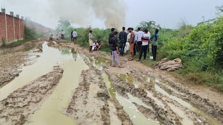 Mathura News: बारिश से जलमग्न श्मशान घाट में तिरपाल के नीचे हुआ अंतिम संस्कार, ग्रामीणों ने उठाए विकास पर सवाल बारिश से जलमग्न श्मशान घाट में तिरपाल के नीचे हुआ अंतिम संस्कार, ग्रामीणों ने उठाए विकास पर सवाल