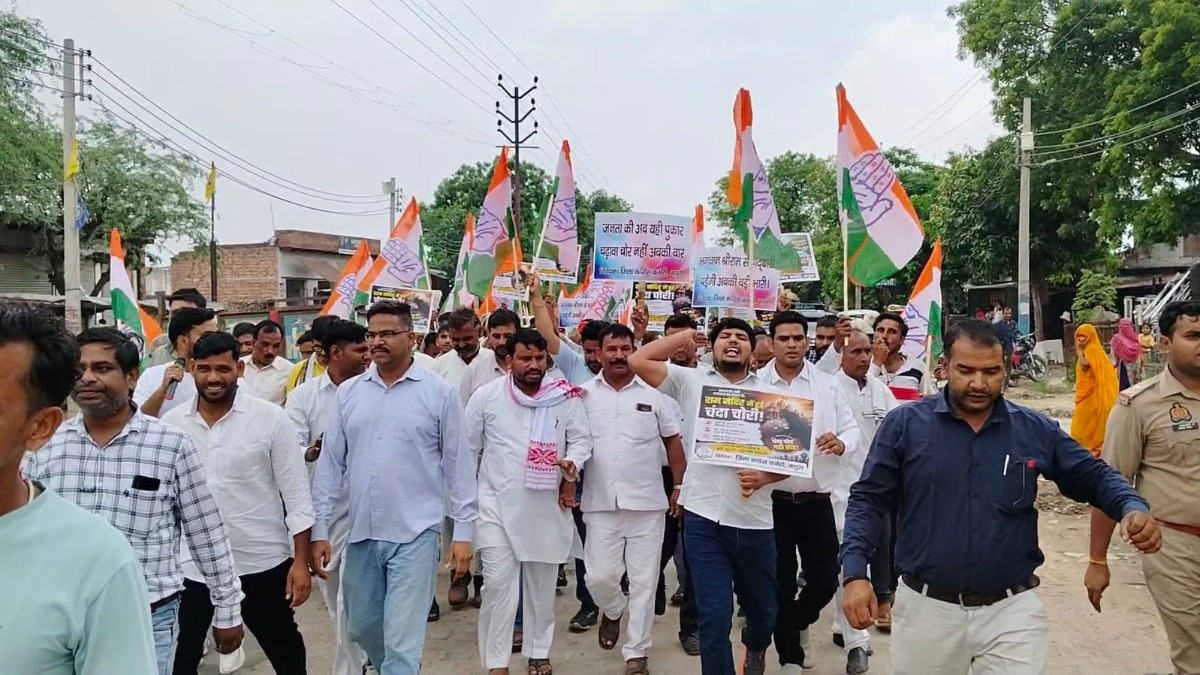 Mathura News: मथुरा में कांग्रेस का प्रदर्शन, छात्रों पर लाठीचार्ज और पेपर लीक के विरोध में तहसील का घेराव