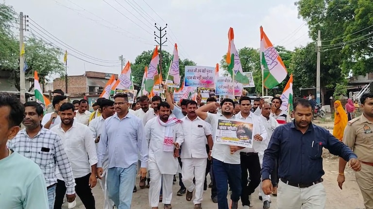 Mathura News: मथुरा में कांग्रेस का प्रदर्शन, छात्रों पर लाठीचार्ज और पेपर लीक के विरोध में तहसील का घेराव मथुरा में कांग्रेस का प्रदर्शन, छात्रों पर लाठीचार्ज और पेपर लीक के विरोध में तहसील का घेराव