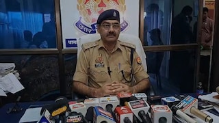 Chandauli News: चंदौली में 720 लीटर अवैध कोडीन कफ सिरप बरामद, लावारिस ट्रक से मिली 15 लाख की खेप चंदौली में 720 लीटर अवैध कोडीन कफ सिरप बरामद, लावारिस ट्रक से मिली 15 लाख की खेप