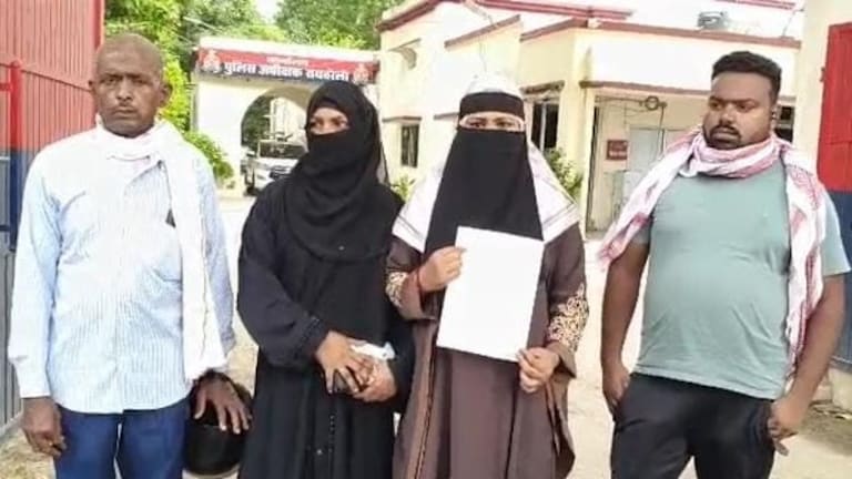 Raebareli News: दहेज उत्पीड़न के बाद तीन तलाक का आरोप, न्याय की गुहार लेकर एसपी कार्यालय पहुंची महिला दहेज उत्पीड़न के बाद तीन तलाक का आरोप, न्याय की गुहार लेकर एसपी कार्यालय पहुंची महिला
