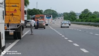 Mathura News: वृंदावन कट बना हादसों का हॉटस्पॉट, बीच सड़क रुक रहीं डग्गेमार बसें, कार्रवाई की मांग वृंदावन कट बना हादसों का हॉटस्पॉट, बीच सड़क रुक रहीं डग्गेमार बसें, कार्रवाई की मांग