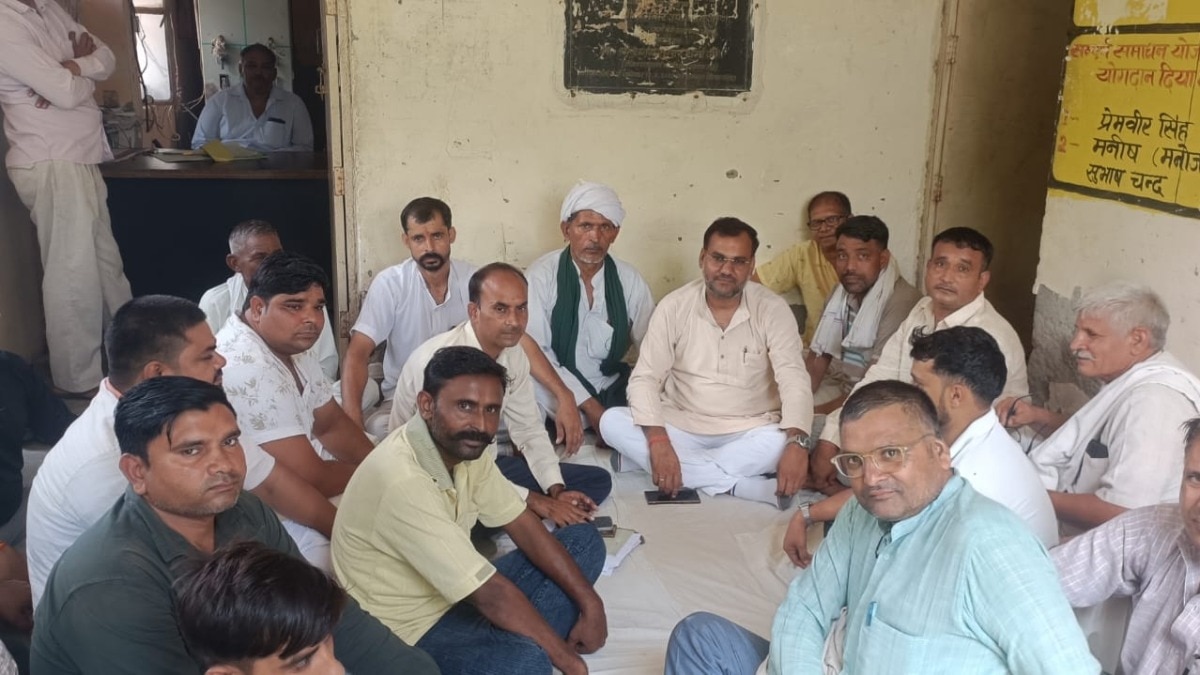 18 घंटे बिजली के दावे पर किसानों का हंगामा, बिजलीघर पर जड़ा ताला; ट्रिपिंग से सिंचाई ठप
