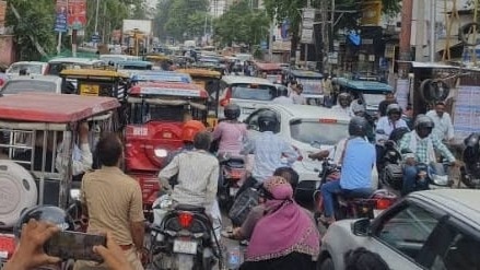 Raebareli News: जाम से कराह रहा रायबरेली शहर, बेतरतीब वाहनों और अतिक्रमण ने छीना पैदल चलने का हक, प्रशासन बेखबर