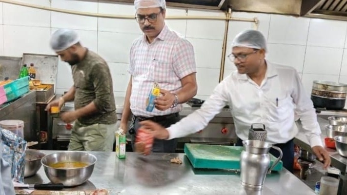रायबरेली में बिक रहा जानलेवा पनीर और खोवा, ब्रांडेड घी में मिला वनस्पति; धनिया में मिले मरे कीड़े