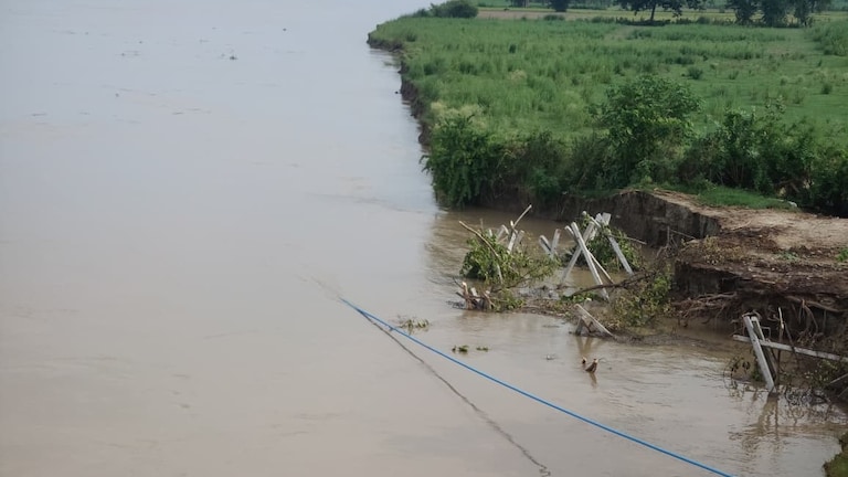 Barabanki Flood News: खतरे के लाल निशान से नीचे लौटी घाघरा, वार्निंग लेवल पर पहुंचा जलस्तर, शारदा व गिरिजा बैराज से छोड़ा गया पानी बाराबंकी में घाघरा नदी का जलस्तर खतरे के निशान से नीचे, शारदा-गिरिजा बैराज से छोड़े गए पानी से बढ़ी चिंता