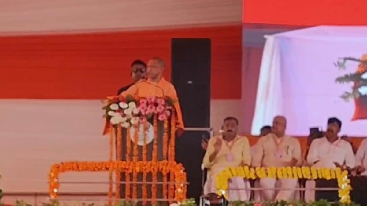 Fatehpur News: फतेहपुर में गरजे मुख्यमंत्री योगी, फतेहपुर बदल रहा है, माफिया मिट्टी में मिलेंगे- मुख्यमंत्री योगी का विपक्ष पर करारा प्रहार फतेहपुर में गरजे मुख्यमंत्री योगी, बोले- माफिया मिट्टी में मिलेंगे; विपक्ष पर साधा निशाना