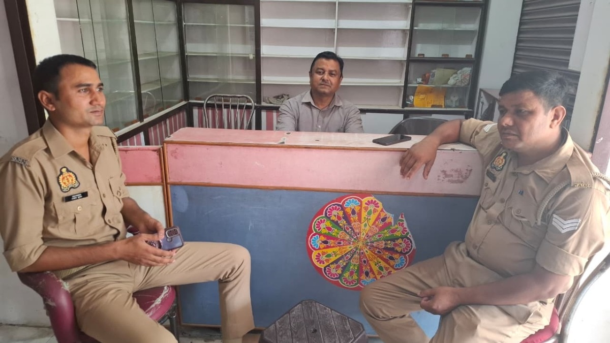 Chandauli Congress News: कांग्रेस के शहर अध्यक्ष बृजेश गुप्ता को पुलिस ने किया हाउस अरेस्ट, बोले- 'हर हाल में होगा कैंडल मार्च', क्या था शाम 6 बजे का प्लान