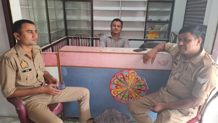 Chandauli Congress News: कांग्रेस के शहर अध्यक्ष बृजेश गुप्ता को पुलिस ने किया हाउस अरेस्ट, बोले- 'हर हाल में होगा कैंडल मार्च', क्या था शाम 6 बजे का प्लान कांग्रेस के शहर अध्यक्ष बृजेश गुप्ता को पुलिस ने किया हाउस अरेस्ट, बोले- 'हर हाल में होगा कैंडल मार्च', क्या था शाम 6 बजे का प्लान