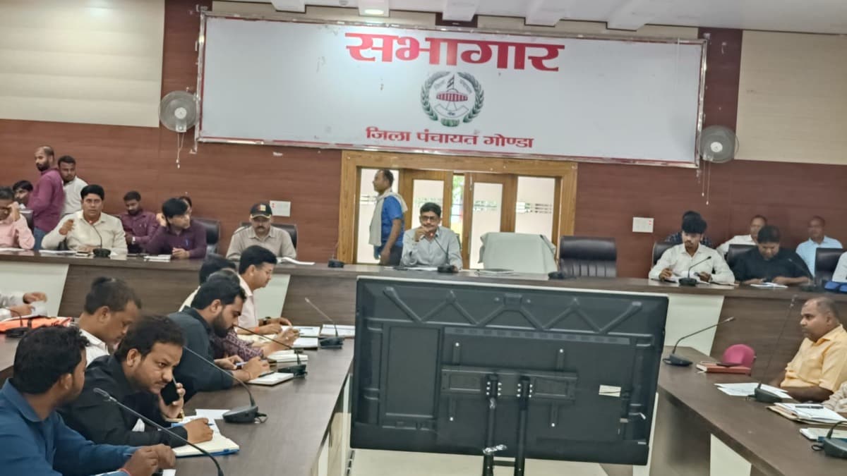 Gonda News: शिक्षा और पोषण योजनाओं में लापरवाही बर्दाश्त नहीं, शत-प्रतिशत लक्ष्य पूरा करें अधिकारी- सीडीओ दयानंद प्रसाद शिक्षा और पोषण योजनाओं में लापरवाही बर्दाश्त नहीं, शत-प्रतिशत लक्ष्य पूरा करें अधिकारी- सीडीओ दयानंद प्रसाद