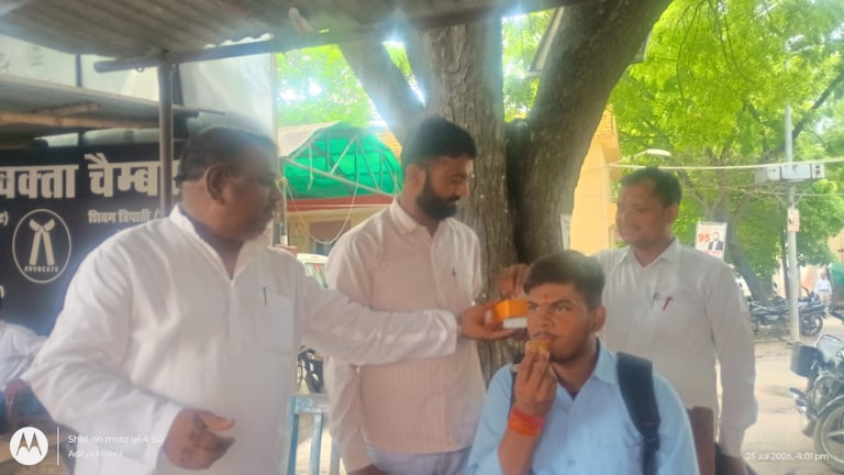 Amethi Political News: इस्तीफे की खबर आते ही अमेठी में सपा का जश्न, धर्मेंद्र प्रधान के इस्तीफे के बाद अमेठी में छात्रों को खिलाई मिठाई इस्तीफे की खबर आते ही अमेठी में सपा का जश्न, धर्मेंद्र प्रधान के इस्तीफे के बाद अमेठी में छात्रों को खिलाई मिठाई