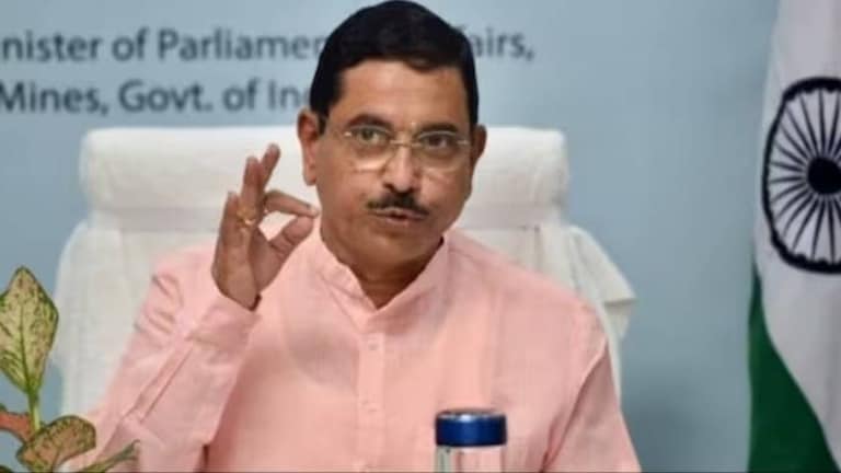 धर्मेंद्र प्रधान के इस्तीफे के बाद प्रह्लाद जोशी बने देश के नए शिक्षा मंत्री केंद्रीय मंत्री प्रह्लाद जोशी.