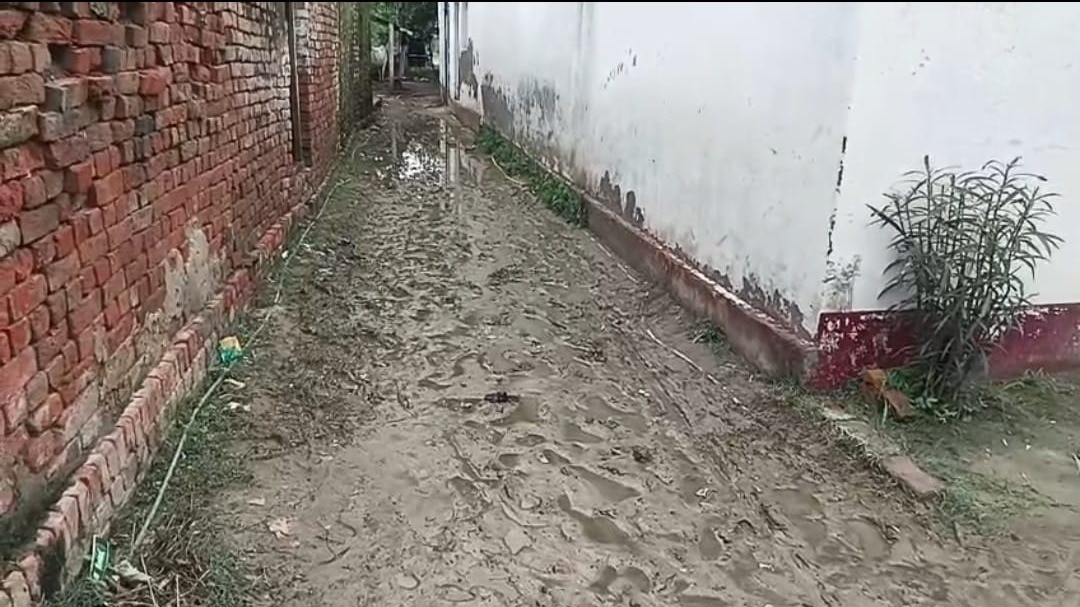 Gonda Civic Issue News: कीचड़ में कैद अंबेडकर नगर, जलभराव से थमी जिंदगी, आंदोलन की चेतावनी