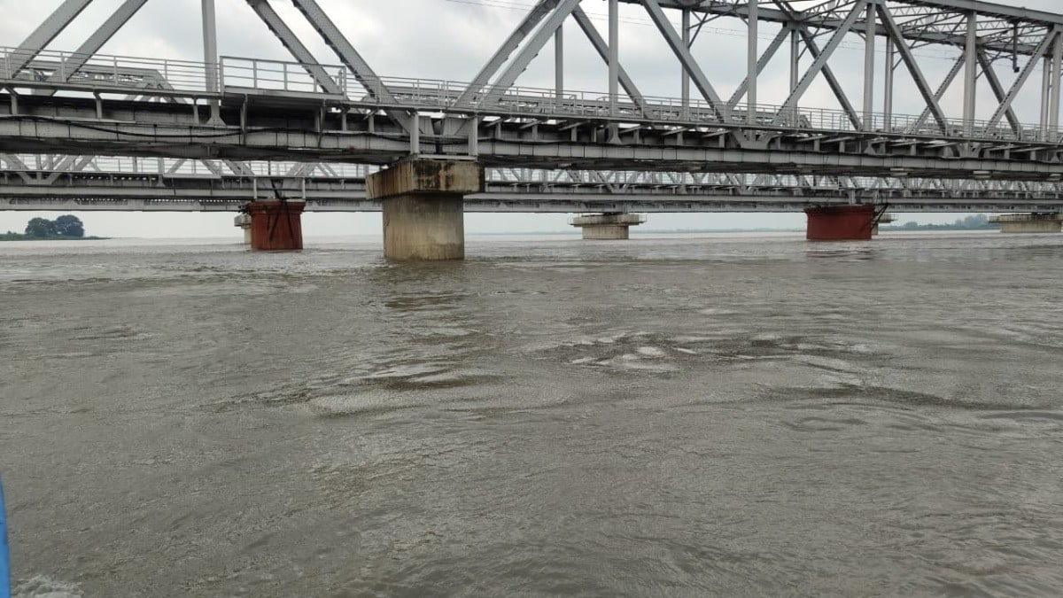 Barabanki Flood News: नेपाल से छोड़े गए 2.54 लाख क्यूसेक पानी का असर आज, सरयू के बढ़ते जलस्तर पर प्रशासन अलर्ट नेपाल से छोड़े गए 2.54 लाख क्यूसेक पानी का असर आज, सरयू के बढ़ते जलस्तर पर प्रशासन अलर्ट