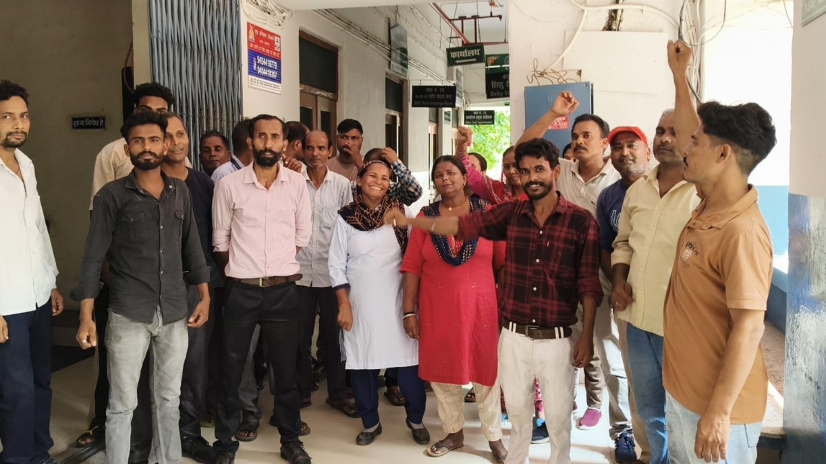 Saharanpur Hospital News: तीन माह से वेतन बकाया, सफाई कर्मचारियों के आंदोलन से जिला अस्पताल की व्यवस्था प्रभावित 