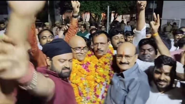 Raebareli News: रायबरेली में वकीलों की सबसे बड़ी महापंचायत में सुरेश चंद्र यादव के सिर सजा अध्यक्ष का ताज, संजय कछवाह बने महामंत्री रायबरेली में वकीलों की सबसे बड़ी महापंचायत में सुरेश चंद्र यादव के सिर सजा अध्यक्ष का ताज, संजय कछवाह बने महामंत्री