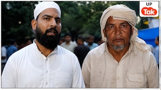 जंतर-मंतर पर छात्रों की मदद करने वाले जुनैद के पिता आए सामने, पुलिस पूछताछ पर कही ये बात तस्वीर में जुनैद और उनके पिता