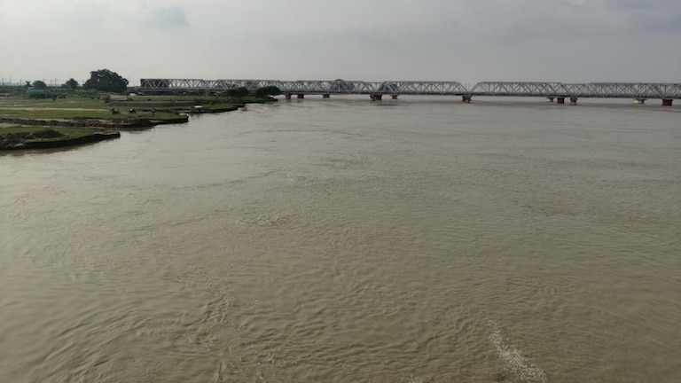 Barabanki News: नेपाल से छोड़े गए पानी का असर, घाघरा खतरे के निशान से सिर्फ 6 सेमी नीचे, प्रशासन हाई अलर्ट पर नेपाल से छोड़े गए पानी का असर, घाघरा खतरे के निशान से सिर्फ 6 सेमी नीचे, प्रशासन हाई अलर्ट पर