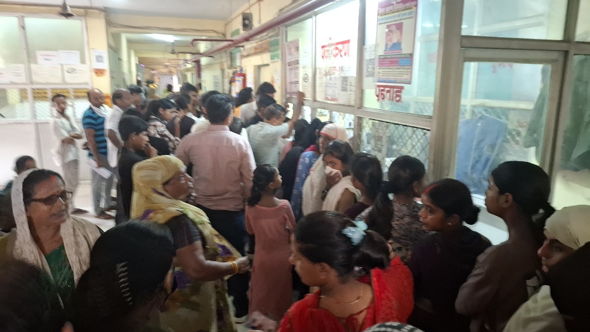 Chandauli Health News: मौसम बदलते ही बढ़े वायरल और श्वसन रोग के मरीज, बच्चों की सुरक्षा पर दें विशेष ध्यान, चिकित्सा अधीक्षक 