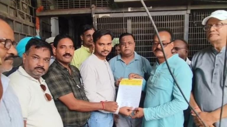 Raebareli News: बिजली कटौती से फूटा व्यापारियों का गुस्सा, एक्सईएन कार्यालय का घेराव कर उठाई कई मांगें बिजली कटौती से फूटा व्यापारियों का गुस्सा, एक्सईएन कार्यालय का घेराव कर उठाई कई मांगें