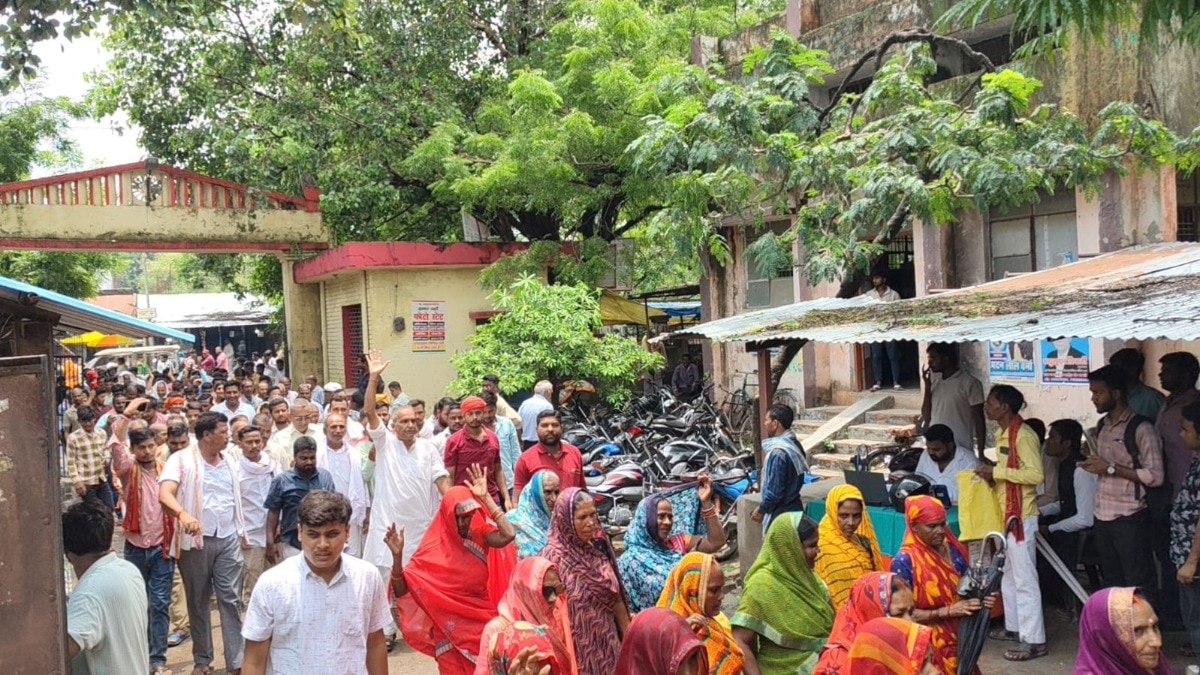 Ballia News: सरयू का बढ़ता कहर, कटान से सहमे ग्रामीण धरने पर, प्रशासन पर लापरवाही के गंभीर आरोप 