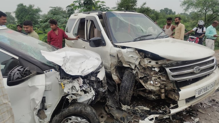 Barabanki News: हाईवे पर भीषण सड़क हादसा, मुख्यमंत्री आवास से लौट रही सफारी को एक्सटर ने मारी टक्कर, महिला-बच्चों समेत कई घायल हाईवे पर भीषण सड़क हादसा, मुख्यमंत्री आवास से लौट रही सफारी को एक्सटर ने मारी टक्कर, महिला-बच्चों समेत कई घायल