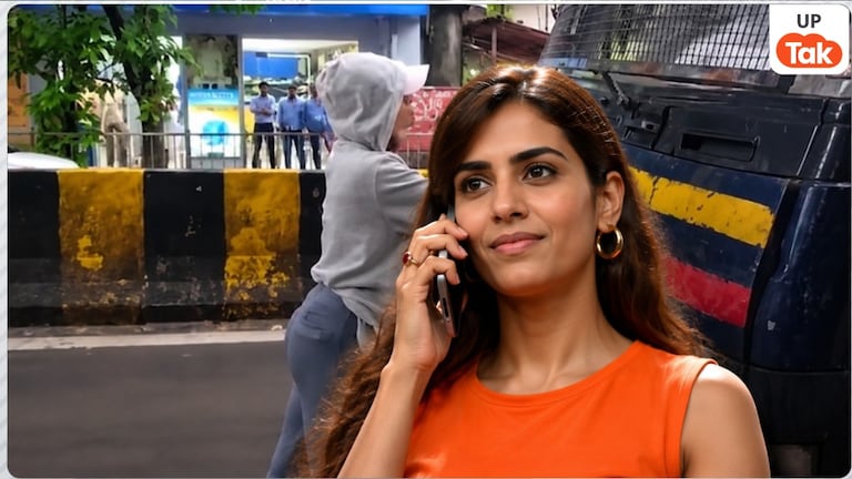 रिया अहीर कौन हैं? एक हाथ से पुलिस वैन रोकने वाली युवती की कहानी जिन्हें मिला अखिलेश यादव का समर्थन Riya Ahir NEET Mumbai Protest