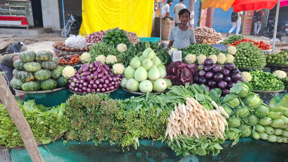 मुगलसराय मंडी में सब्जियों के दाम स्थिर, परवल और करेला अब भी महंगे