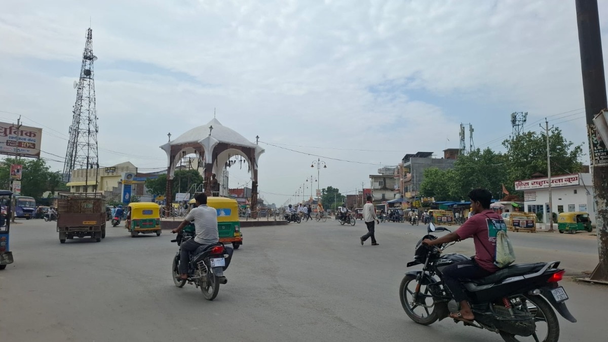 Chandauli Weather News: बादलों की आवाजाही के बीच उमस ने बढ़ाई परेशानी, 28 डिग्री तापमान के बावजूद गर्मी से लोग बेहाल