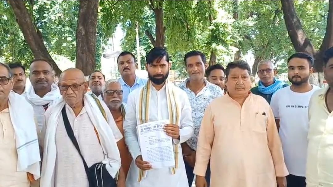 बलिया में प्रशासन की दबंगई, ग्रामीणों के विरोध के बावजूद खेत और मंदिर में जबरन खुलवाया गंदा पानी, फूटा गुस्सा