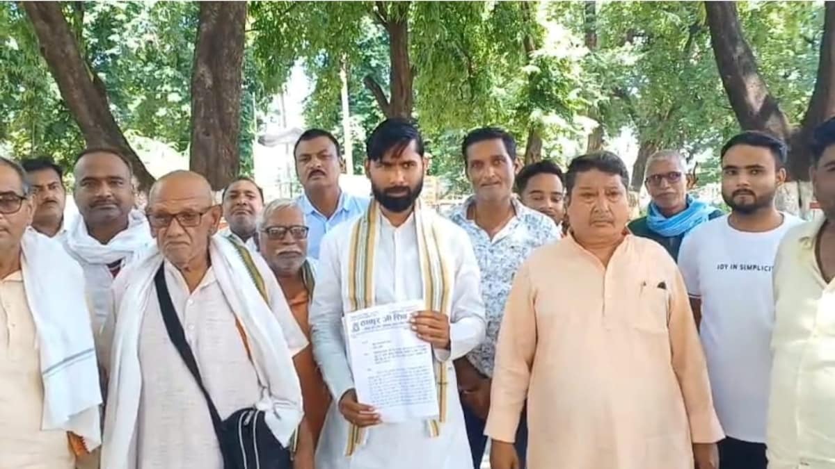 Ballia News: बलिया में प्रशासन की दबंगई, ग्रामीणों के विरोध के बावजूद खेत और मंदिर में जबरन खुलवाया गंदा पानी, फूटा गुस्सा बलिया में प्रशासन की दबंगई, ग्रामीणों के विरोध के बावजूद खेत और मंदिर में जबरन खुलवाया गंदा पानी, फूटा गुस्सा