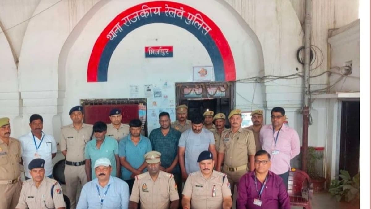 Mirzapur News: मिर्जापुर जीआरपी का बड़ा एक्शन, ट्रेनों में चोरी करने वाले 'सांसी गैंग' के चार सदस्य गिरफ्तार मिर्जापुर जीआरपी का बड़ा एक्शन, ट्रेनों में चोरी करने वाले 'सांसी गैंग' के चार सदस्य गिरफ्तार