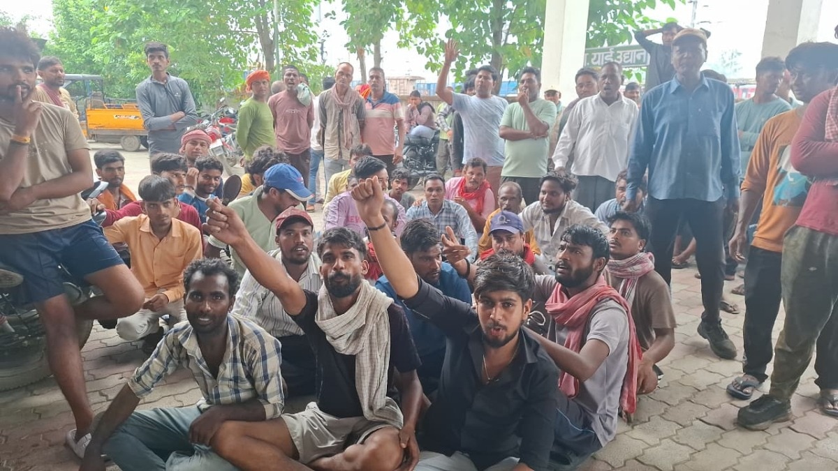 पेमेंट में देरी और कम मजदूरी से नाराज़ RY के श्रमिकों का प्रदर्शन, समय पर वेतन व बढ़ी हुई मजदूरी की उठाई मांग