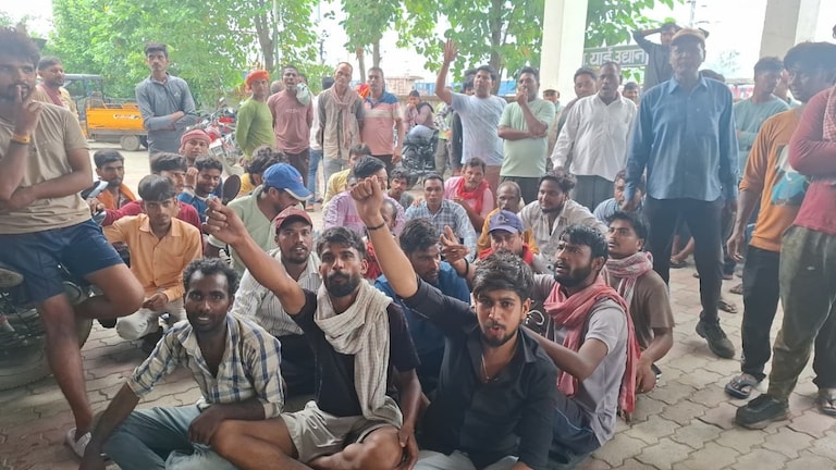 Chandauli News: पेमेंट में देरी और कम मजदूरी से नाराज़ RY के श्रमिकों का प्रदर्शन, समय पर वेतन व बढ़ी हुई मजदूरी की उठाई मांग पेमेंट में देरी और कम मजदूरी से नाराज़ RY के श्रमिकों का प्रदर्शन, समय पर वेतन व बढ़ी हुई मजदूरी की उठाई मांग