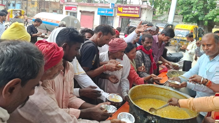 Chandauli News: गुरु पूर्णिमा, पड़ाव में श्रद्धा-भक्ति के साथ मनाया गया गुरु पूर्णिमा महोत्सव, हजारों श्रद्धालुओं ने ग्रहण किया प्रसाद गुरु पूर्णिमा, पड़ाव में श्रद्धा-भक्ति के साथ मनाया गया गुरु पूर्णिमा महोत्सव, हजारों श्रद्धालुओं ने ग्रहण किया प्रसाद
